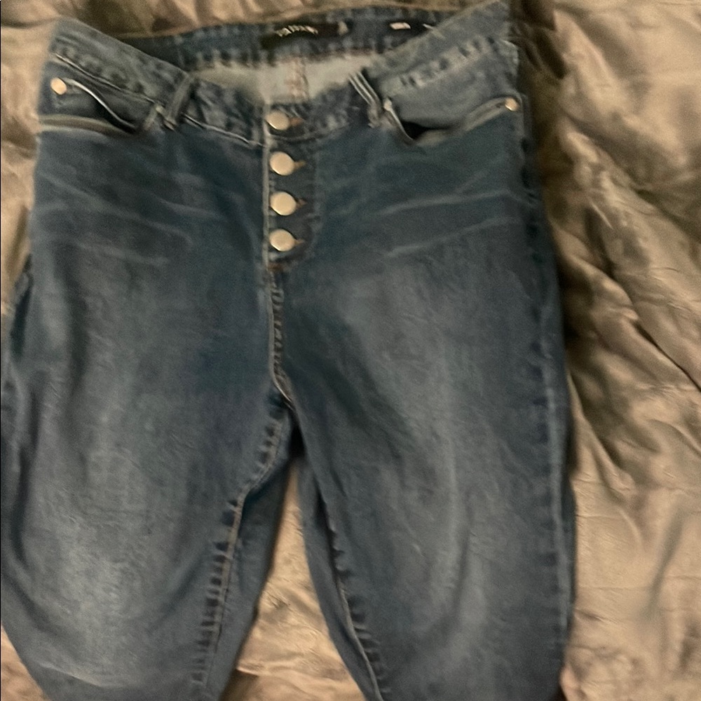 Stylish Blue Denim Jeans quality isn’t good but they are brand new